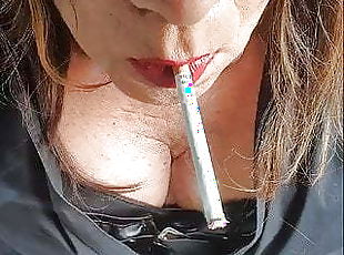 Žene s penisom, Lateks, Pušenje (Smoking)